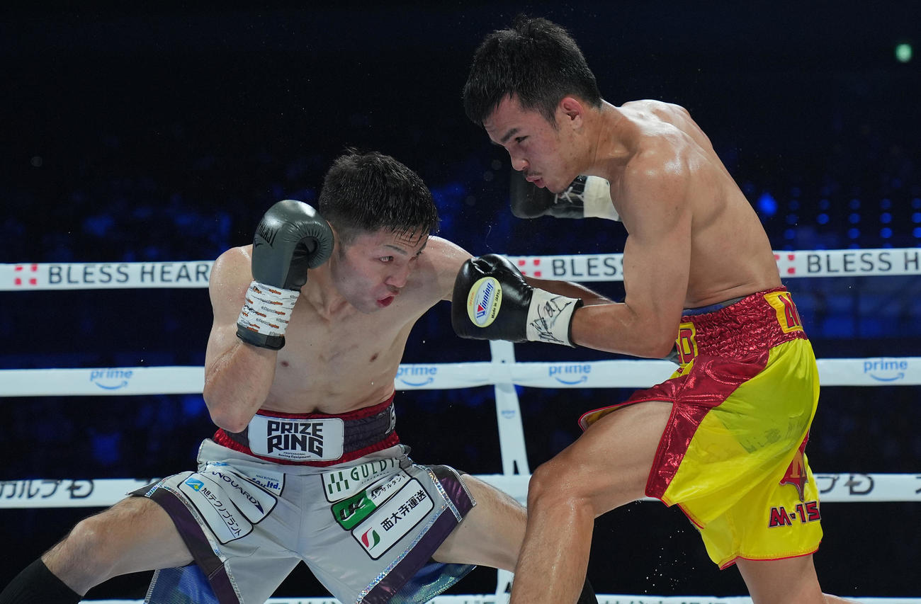 ユーリ阿久井政悟対タナンチャイ・チャルンパック　6回、ボディを攻めるユーリ阿久井（左）（撮影・横山健太）