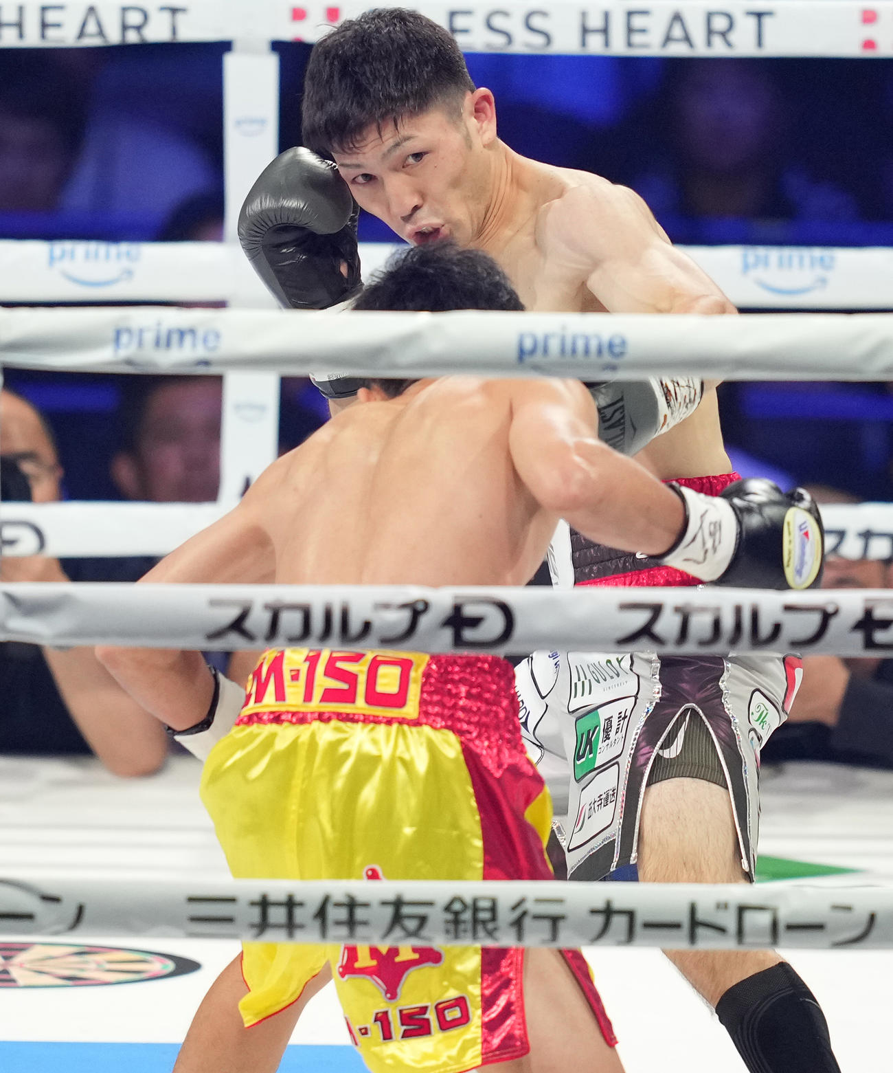 1回、チャルンパック（手前）を攻めるユーリ阿久井（撮影・鈴木みどり）