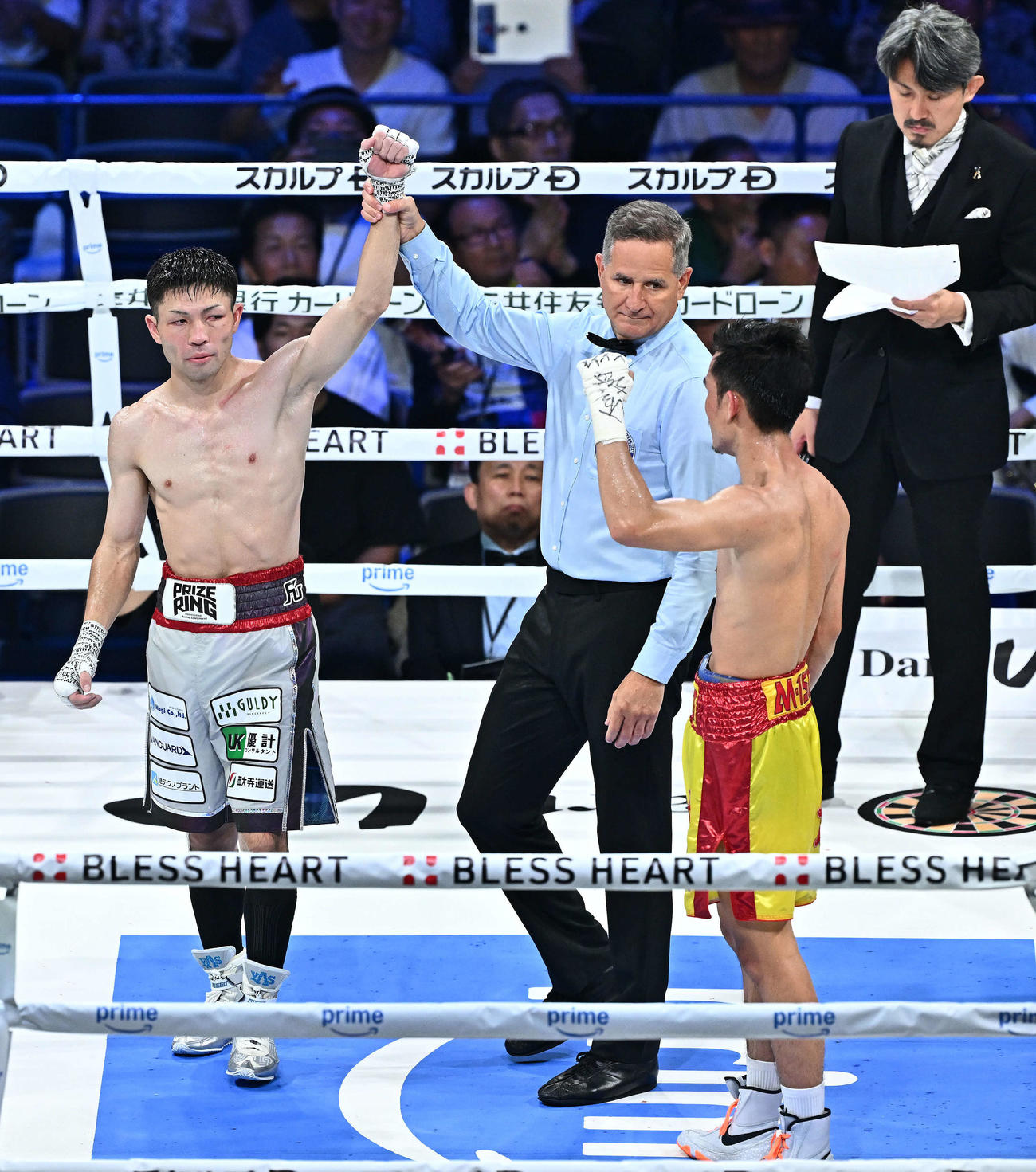 判定でチャルンパック（右）に勝利し防衛に成功したユーリ阿久井（撮影・滝沢徹郎）