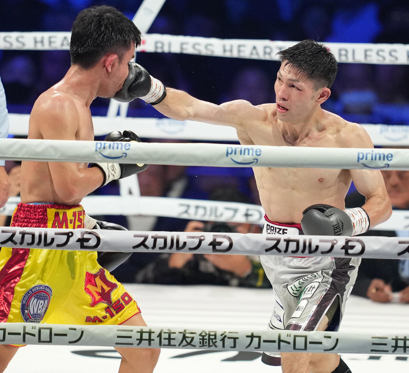 12回、チャルンパック（左）の顔面にパンチを見舞うユーリ阿久井（撮影・鈴木みどり）