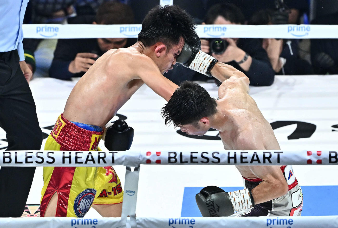 8回、ユーリ阿久井（右）はチャルンパックにパンチを打ち込む（撮影・滝沢徹郎）