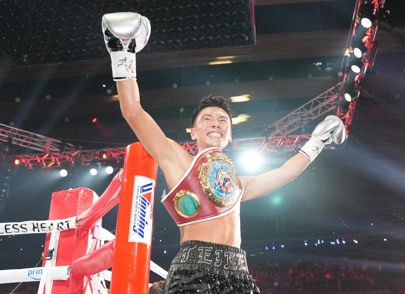 岩田翔吉対ハイロ・ノリエガ　3回、KO勝ちでチャンピオンベルトを肩にかけ歓喜の表情の岩田（撮影・横山健太）