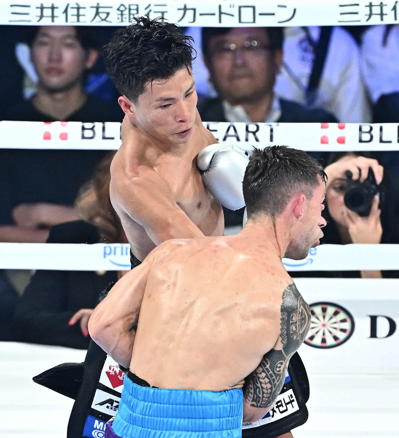 3回、岩田（後方）はノリエガにパンチを打ち込みダウンを奪う（撮影・滝沢徹郎）