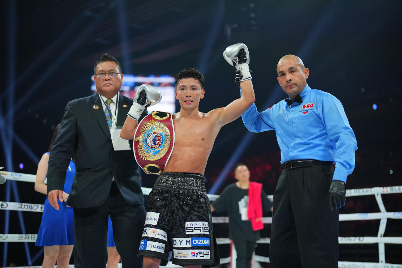 岩田翔吉対ハイロ・ノリエガ　3回、KO勝ちでチャンピオンベルトを肩にかけ勝ち名乗りを受ける岩田（中央）（撮影・横山健太）