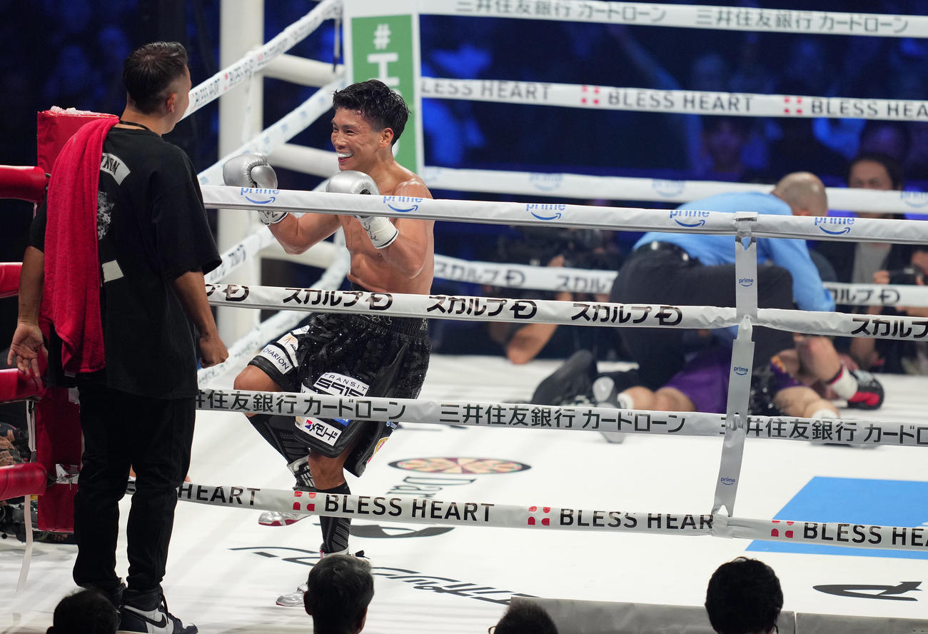 3回、ノリエガから2度目のダウンを奪い、笑顔で駆け出す岩田（撮影・鈴木みどり）