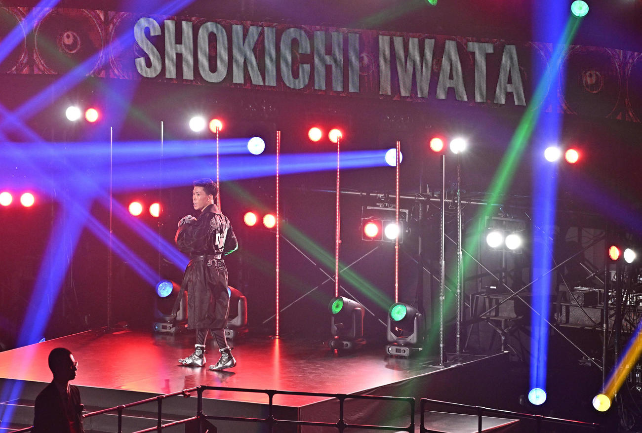 入場曲に合わせて踊る岩田（撮影・滝沢徹郎）