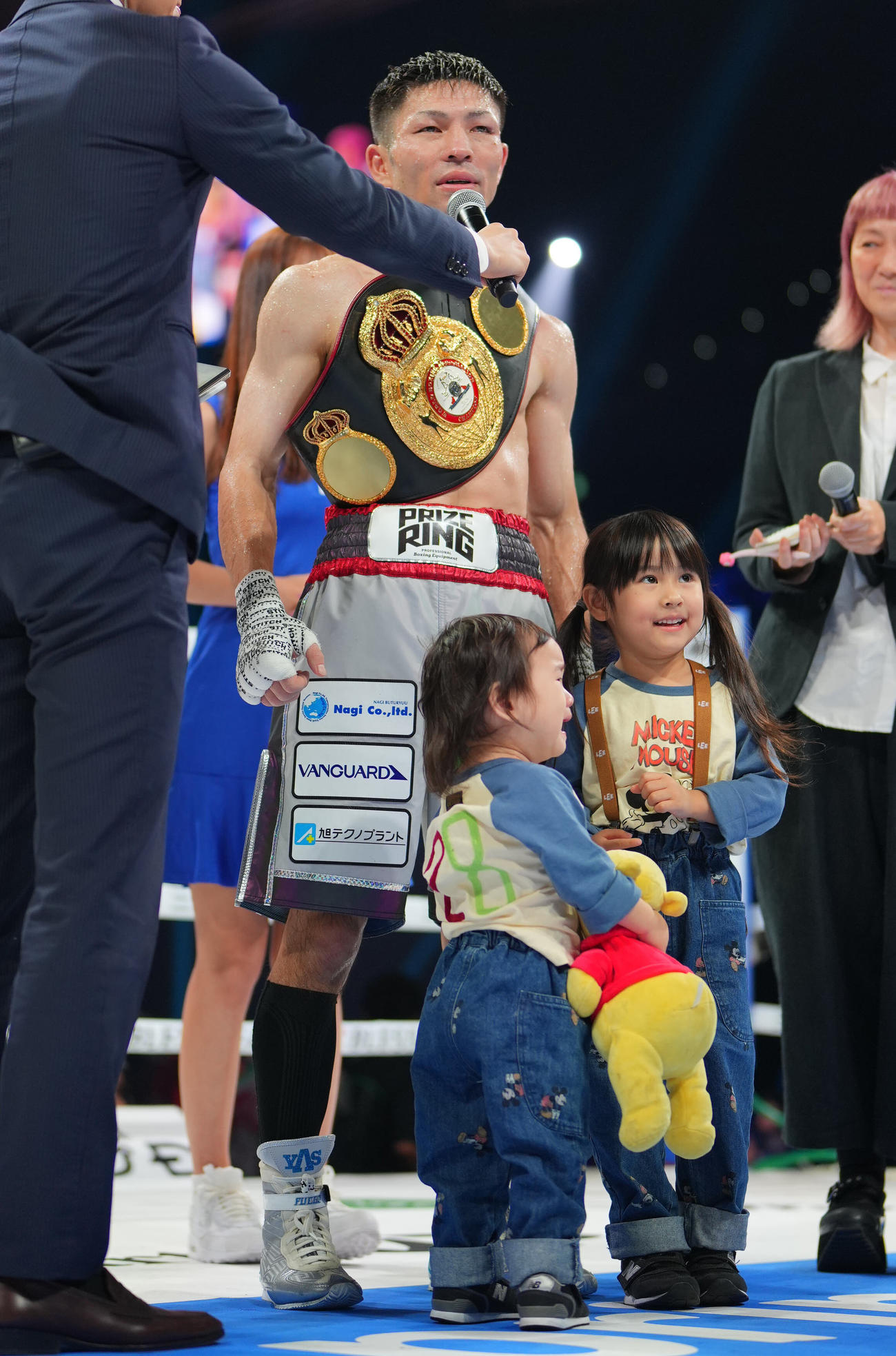 ユーリ阿久井政悟対タナンチャイ・チャルンパック　判定勝ちでインタビューを受けるユーリ阿久井（中央）はリング上の娘の姿に表情が和らぐ（撮影・横山健太）