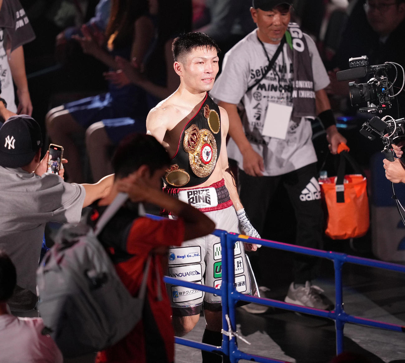 チャルンパックに判定勝ちし、防衛したWBA世界フライ級王者のユーリ阿久井は声援を受けながら引き揚げる（撮影・鈴木みどり）