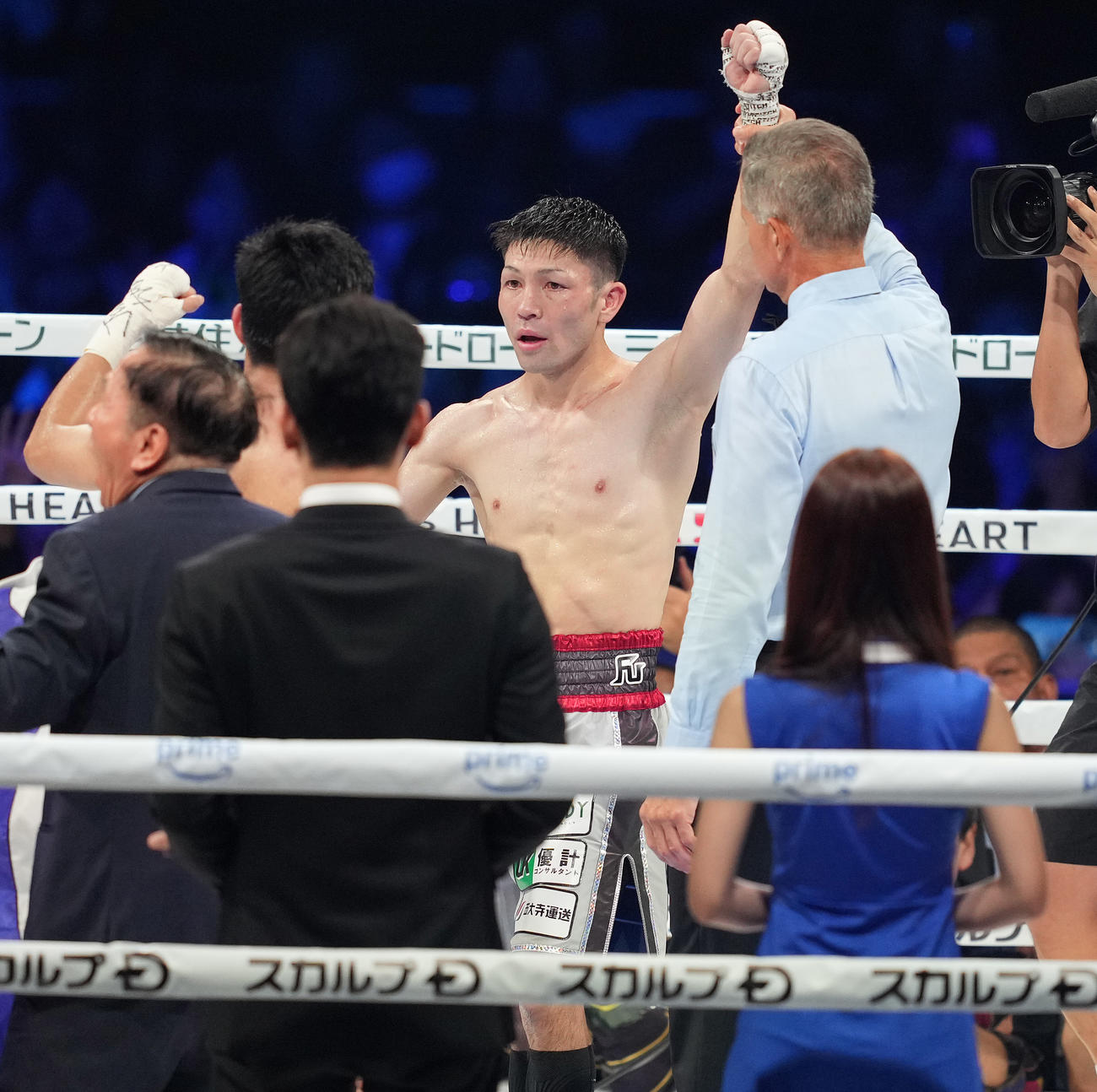 チャルンパック（左奥）に判定勝ちしたユーリ阿久井（撮影・鈴木みどり）