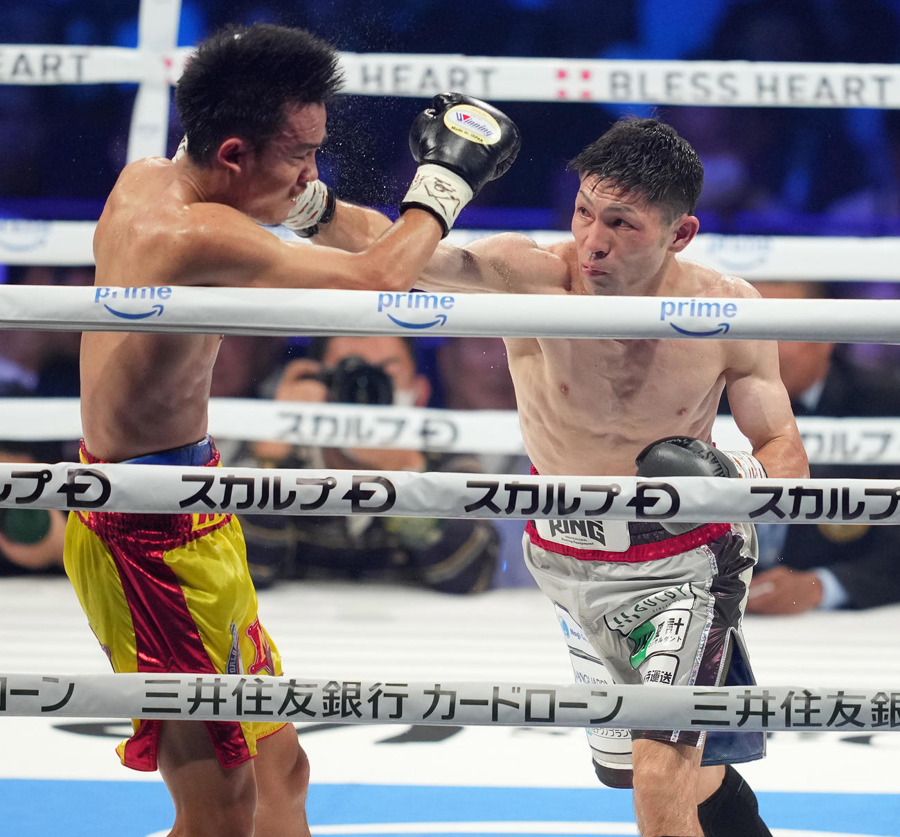 6回、チャルンパック（左）の顔面にパンチを見舞うユーリ阿久井（撮影・鈴木みどり）