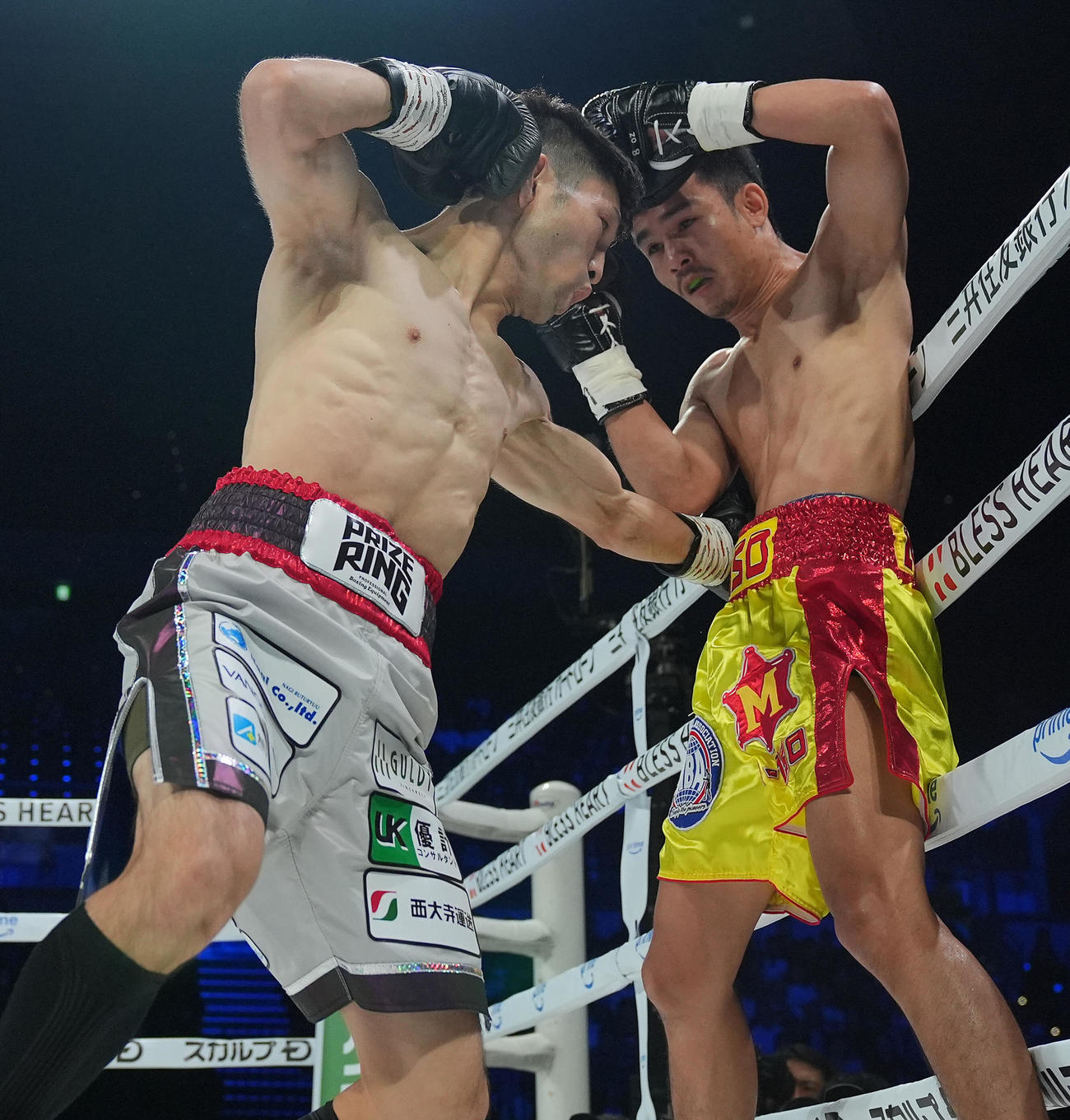 ユーリ阿久井政悟対タナンチャイ・チャルンパック　1回、ボディを打ち込むユーリ阿久井（左）（撮影・横山健太）