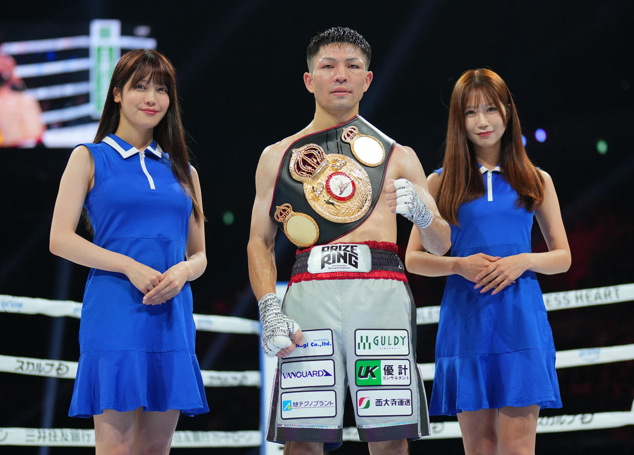 ユーリ阿久井政悟対タナンチャイ・チャルンパック　判定勝ちで写真に納まるユーリ阿久井（中央）（撮影・横山健太）