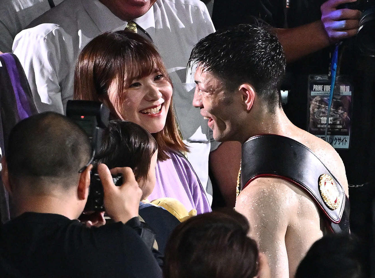 防衛に成功したユーリ阿久井（右）を迎える妻の夢さん（撮影・滝沢徹郎）
