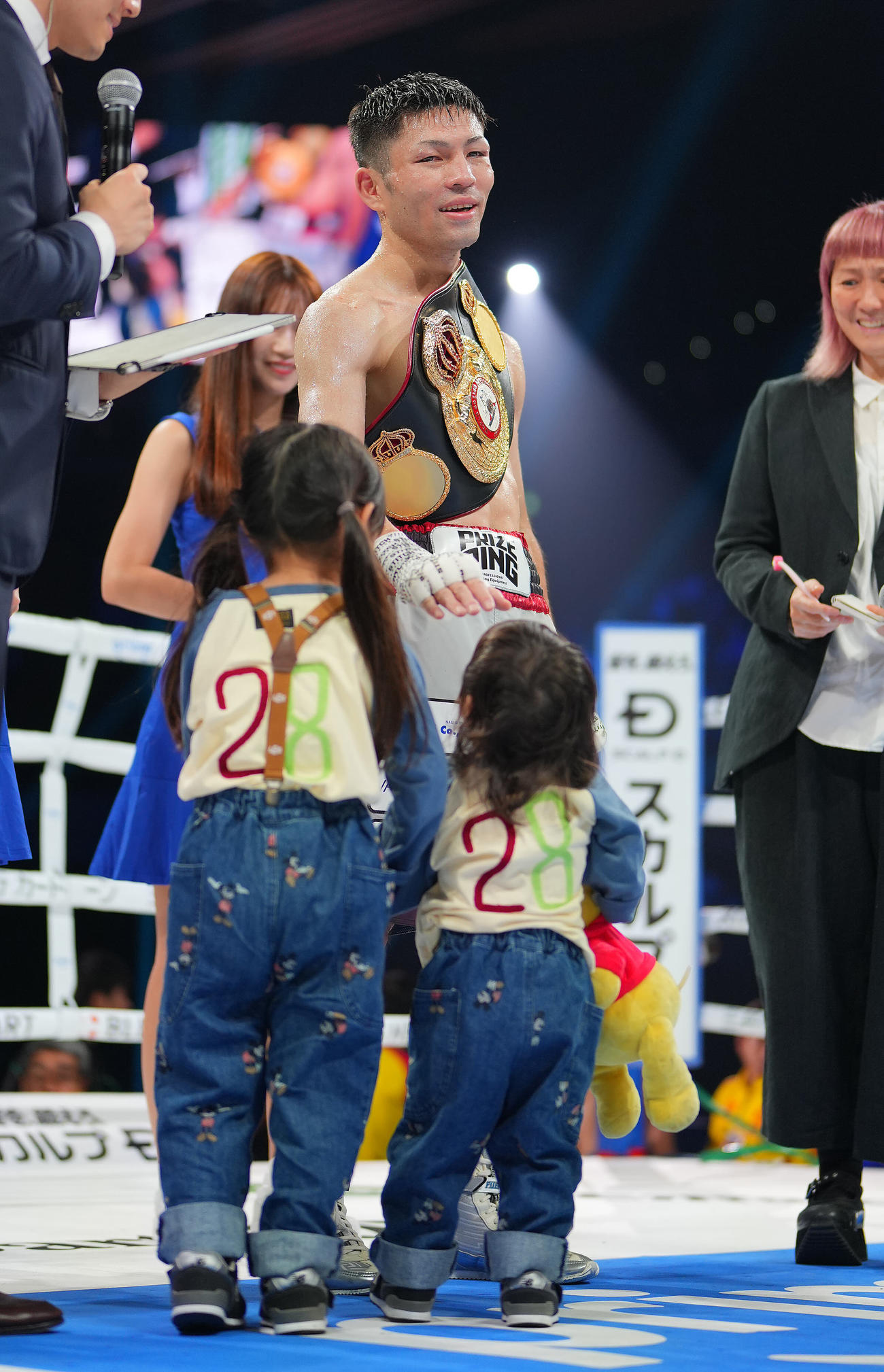 ユーリ阿久井政悟対タナンチャイ・チャルンパック　判定勝ちでインタビューを受けるユーリ阿久井（中央）はリング上の娘の姿に表情が和らぐ（撮影・横山健太）
