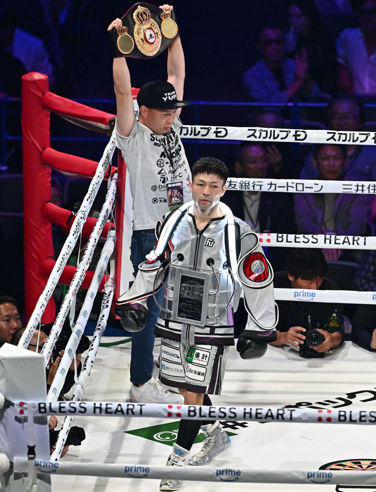 入場するユーリ阿久井（撮影・滝沢徹郎）