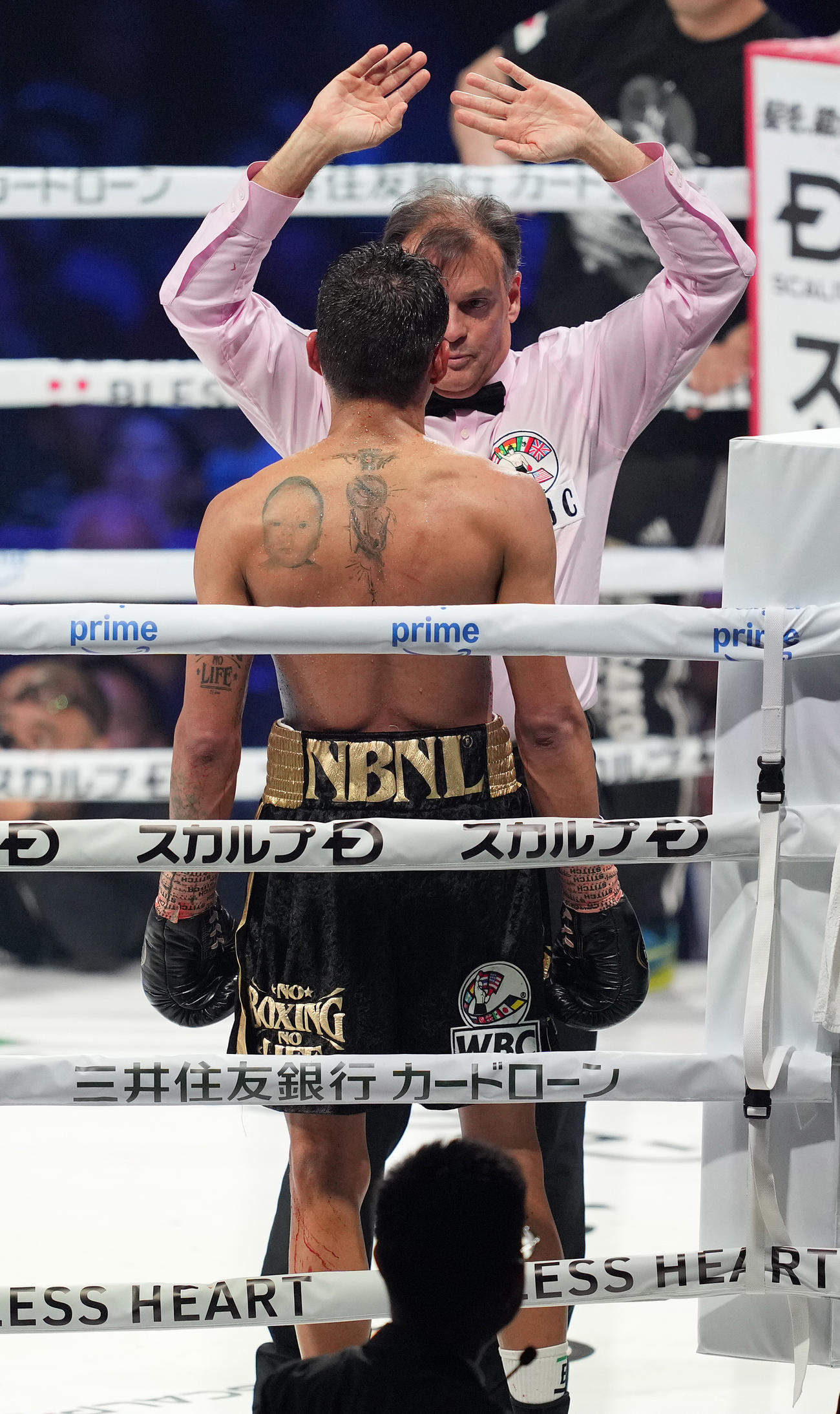 11回、ロサレス（手前）の状態を見て試合を止めるレフェリー（撮影・鈴木みどり）