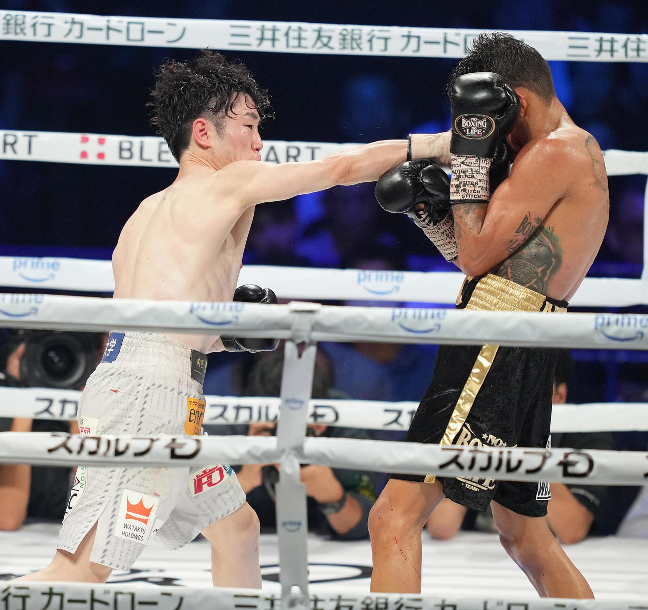 7回、ロサレス（右）を攻める寺地（撮影・鈴木みどり）