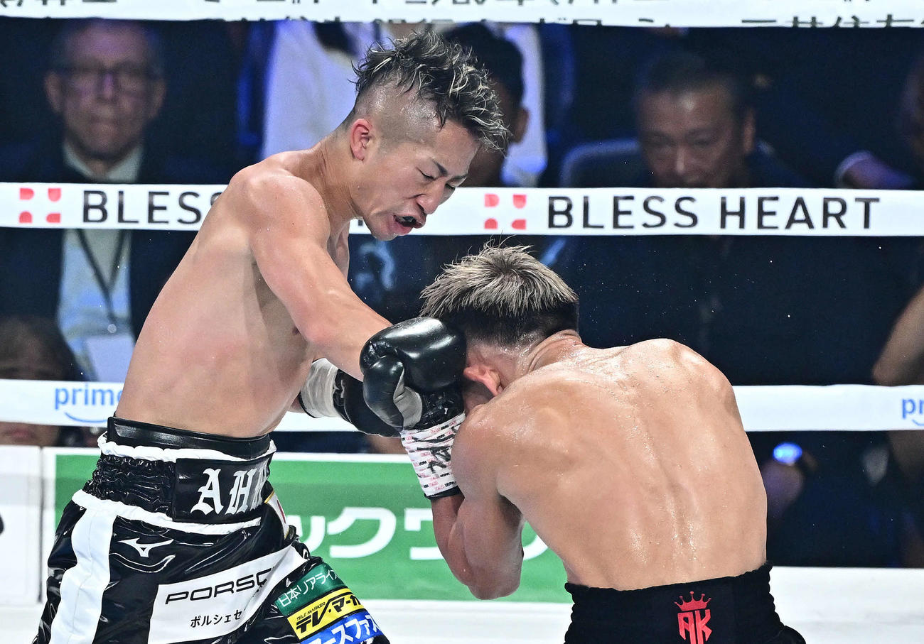 3回、井上拓（左）は堤にパンチを打ち込む（撮影・滝沢徹郎）