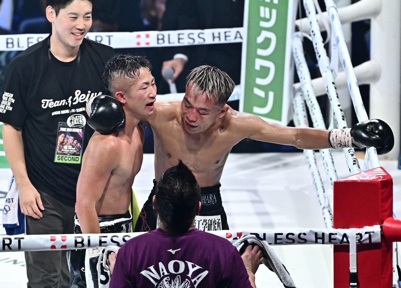試合後、健闘をたたえ合う井上拓（左）と堤（撮影・滝沢徹郎）