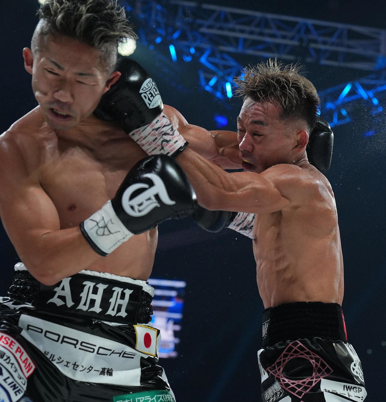 2回、井上拓（左）にパンチを打ち込む堤（撮影・横山健太）