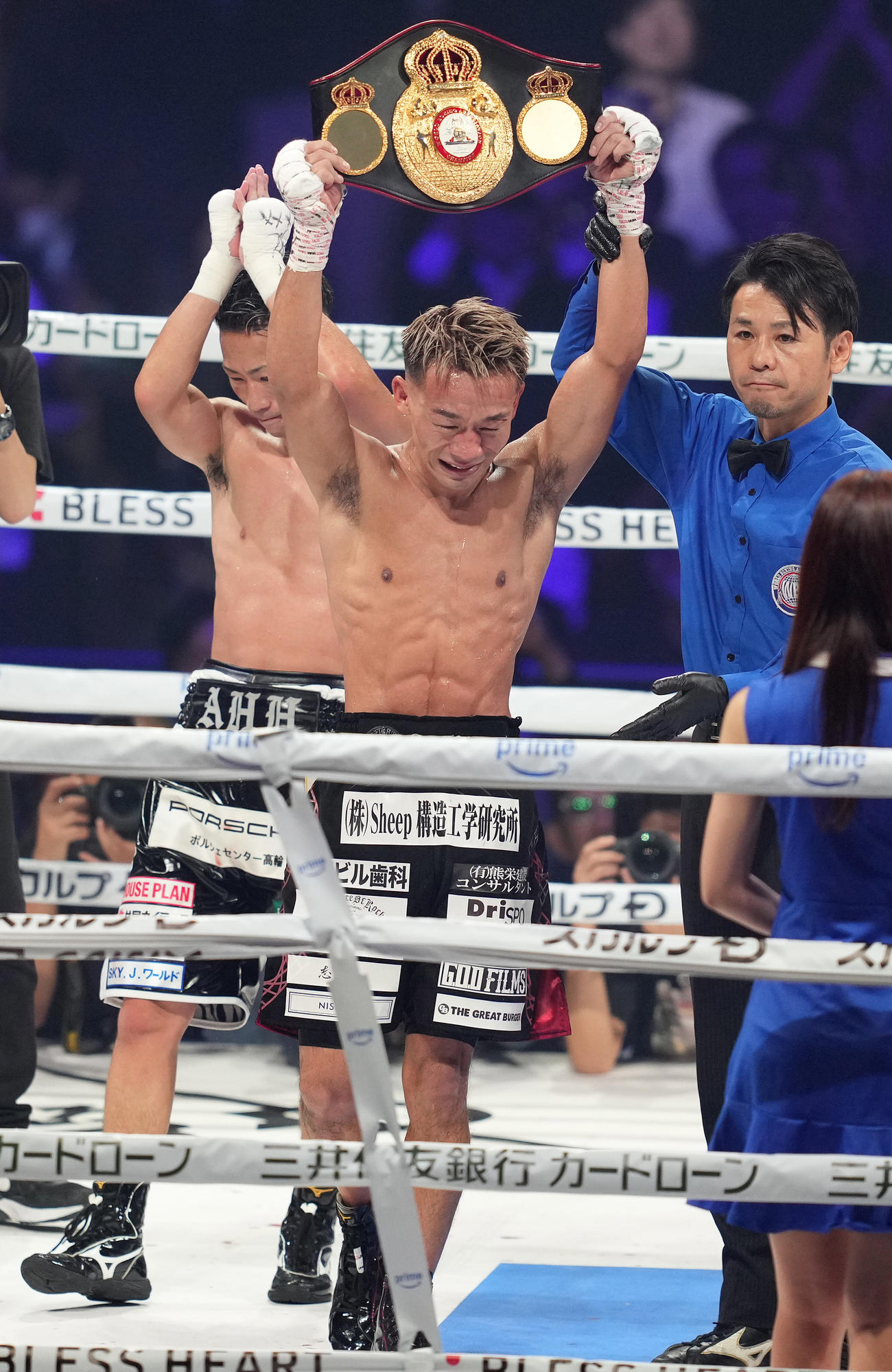 井上拓（左）に判定勝ちし、WBA世界バンタム級新王者となった堤はベルトを掲げる（撮影・鈴木みどり）