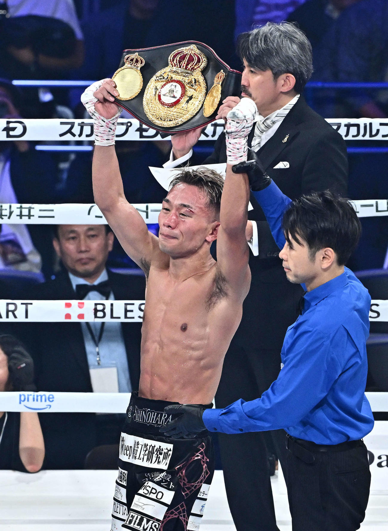新チャンピオンとなりベルトを掲げる堤（撮影・滝沢徹郎）