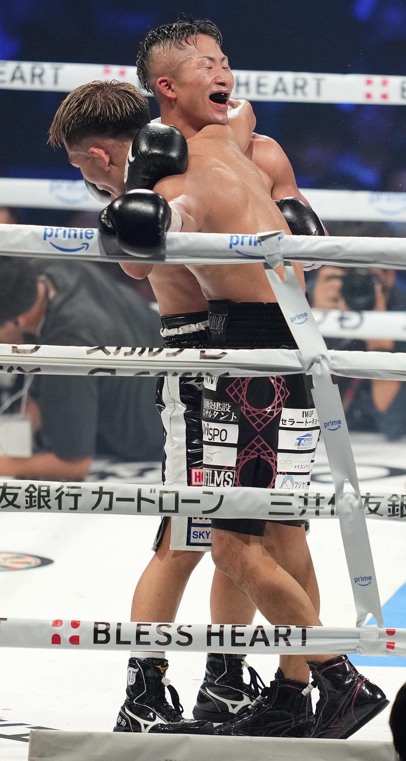 12回を終え、健闘をたたえ合う井上拓（奥）と堤（撮影・鈴木みどり）