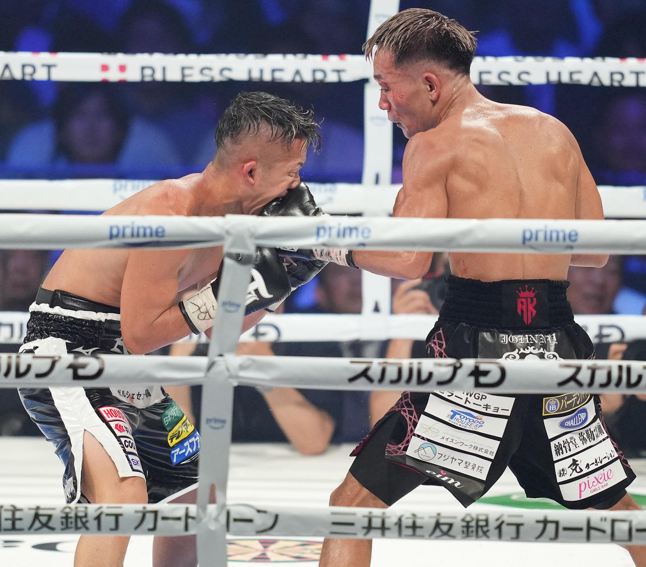 11回、井上拓（左）にパンチを見舞う堤（撮影・鈴木みどり）