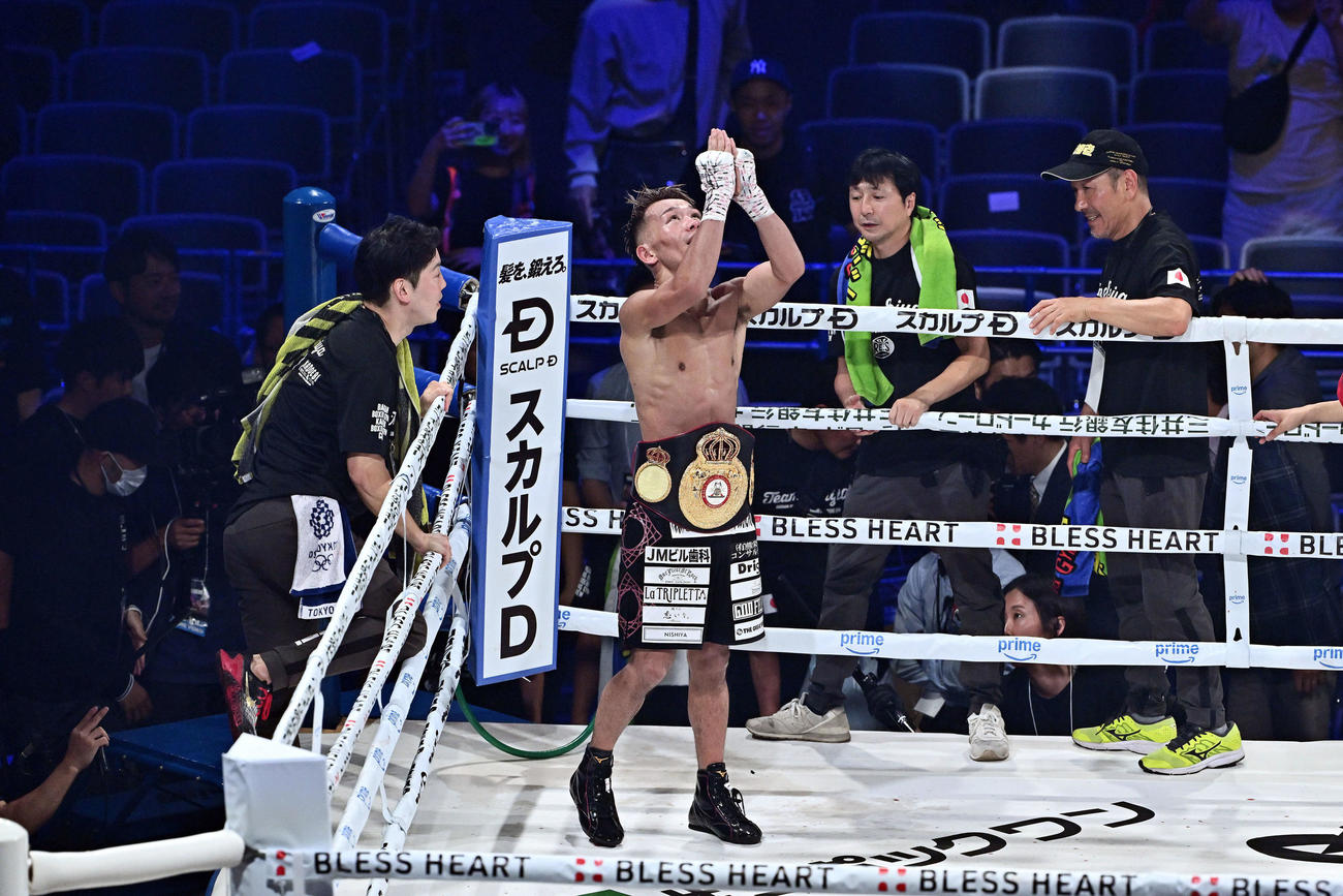 試合後、新チャンピオンとなった堤は天に向かって手を合わせる（撮影・滝沢徹郎）
