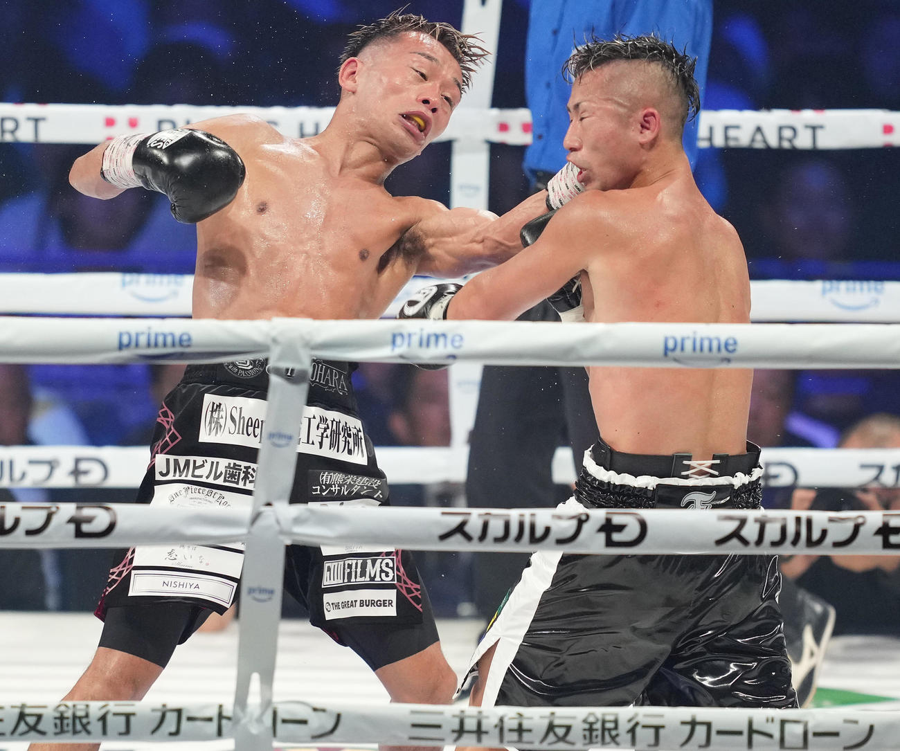 9回、井上拓（右）にパンチを見舞う堤（撮影・鈴木みどり）
