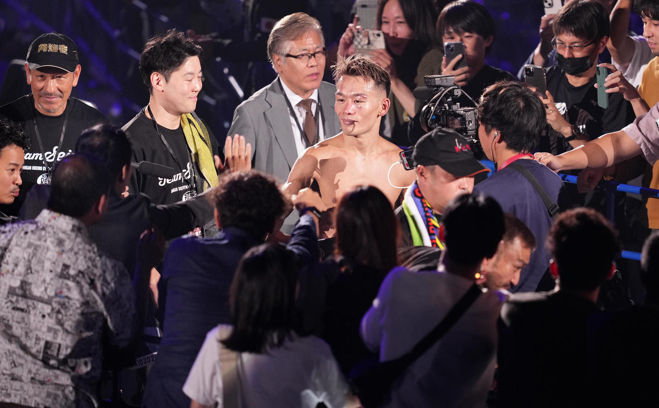 井上拓に判定勝ちし、WBA世界バンタム級新王者となった堤は花道を引き揚げる（撮影・鈴木みどり）