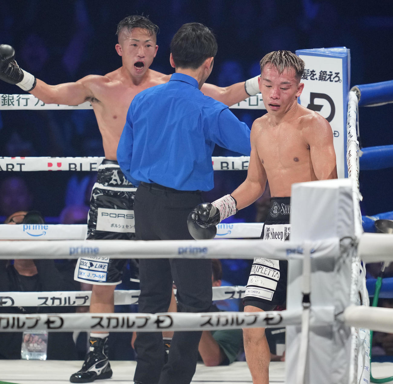 10回、井上拓（左）からダウンを奪った堤（撮影・鈴木みどり）