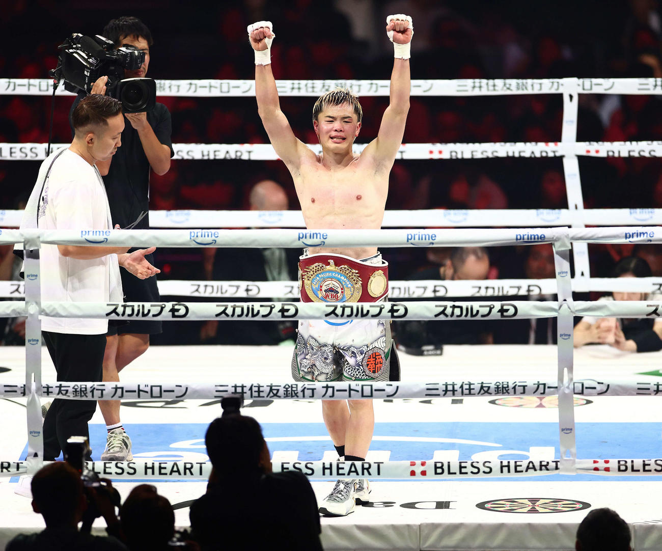 アシロに判定勝利し、ベルトを腰にガッツポーズする那須川（撮影・河田真司）