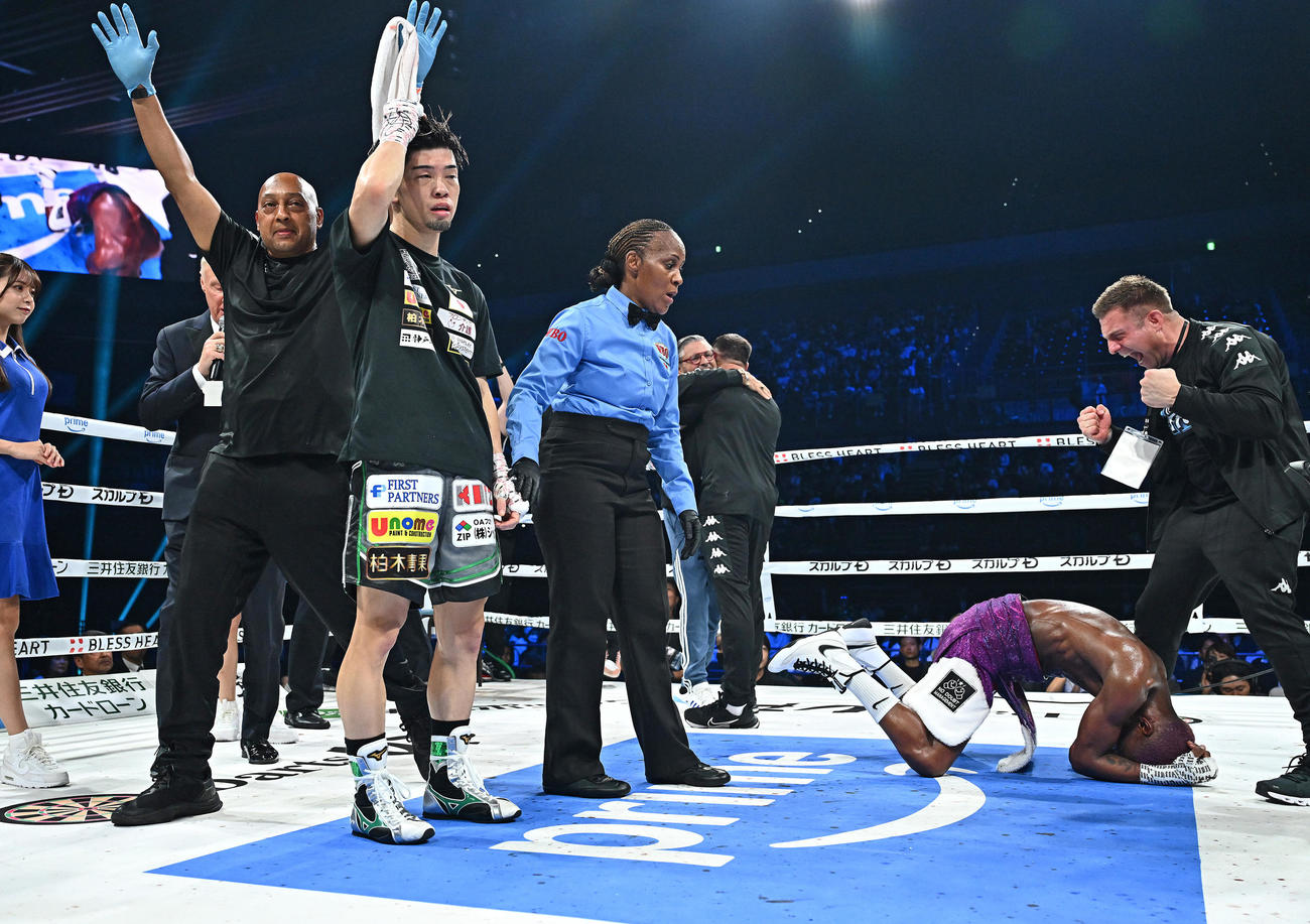 田中（左）はカフに判定で敗れる（撮影・滝沢徹郎）
