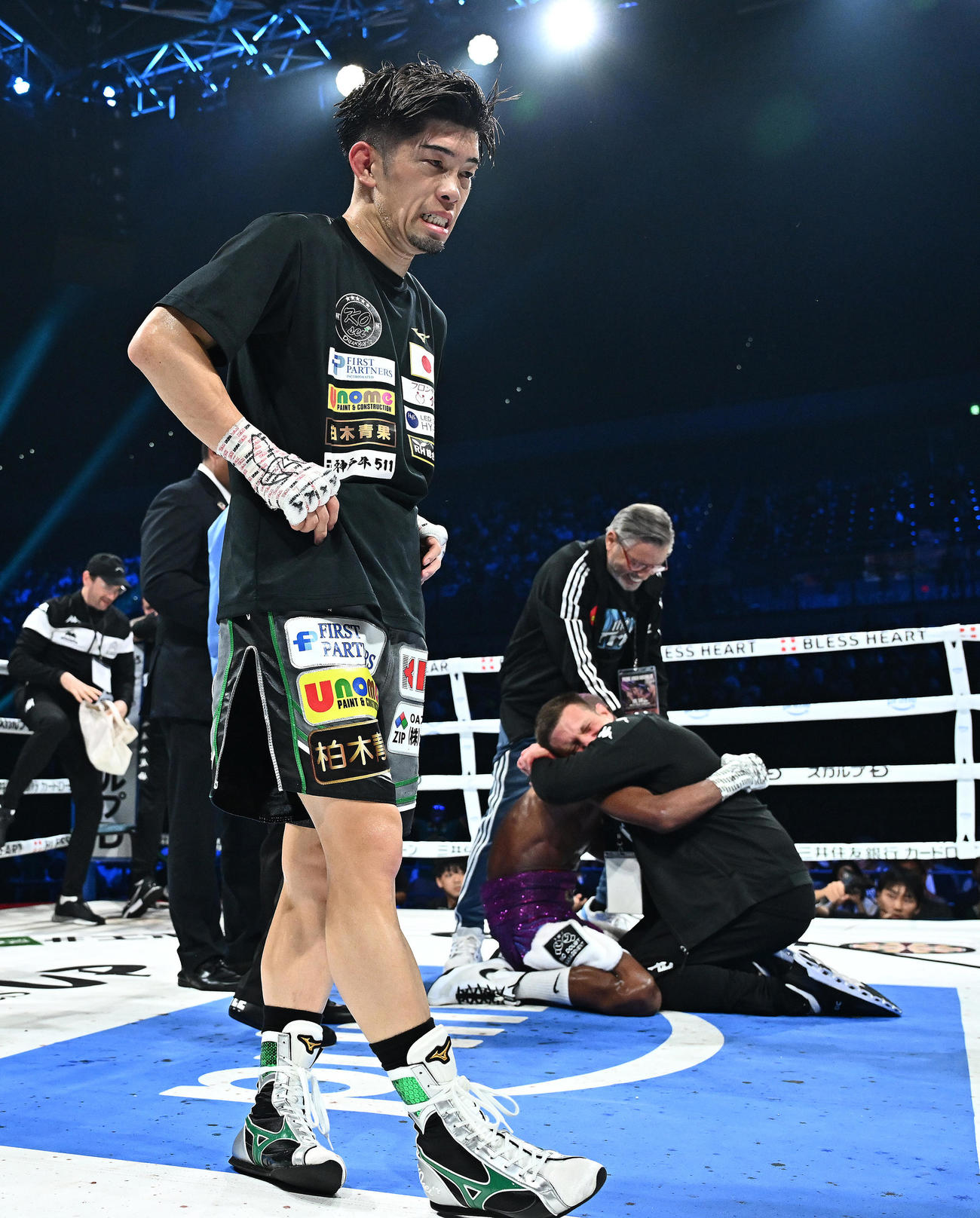 田中（左）はカフに判定で敗れ厳しい表情を見せる（撮影・滝沢徹郎）