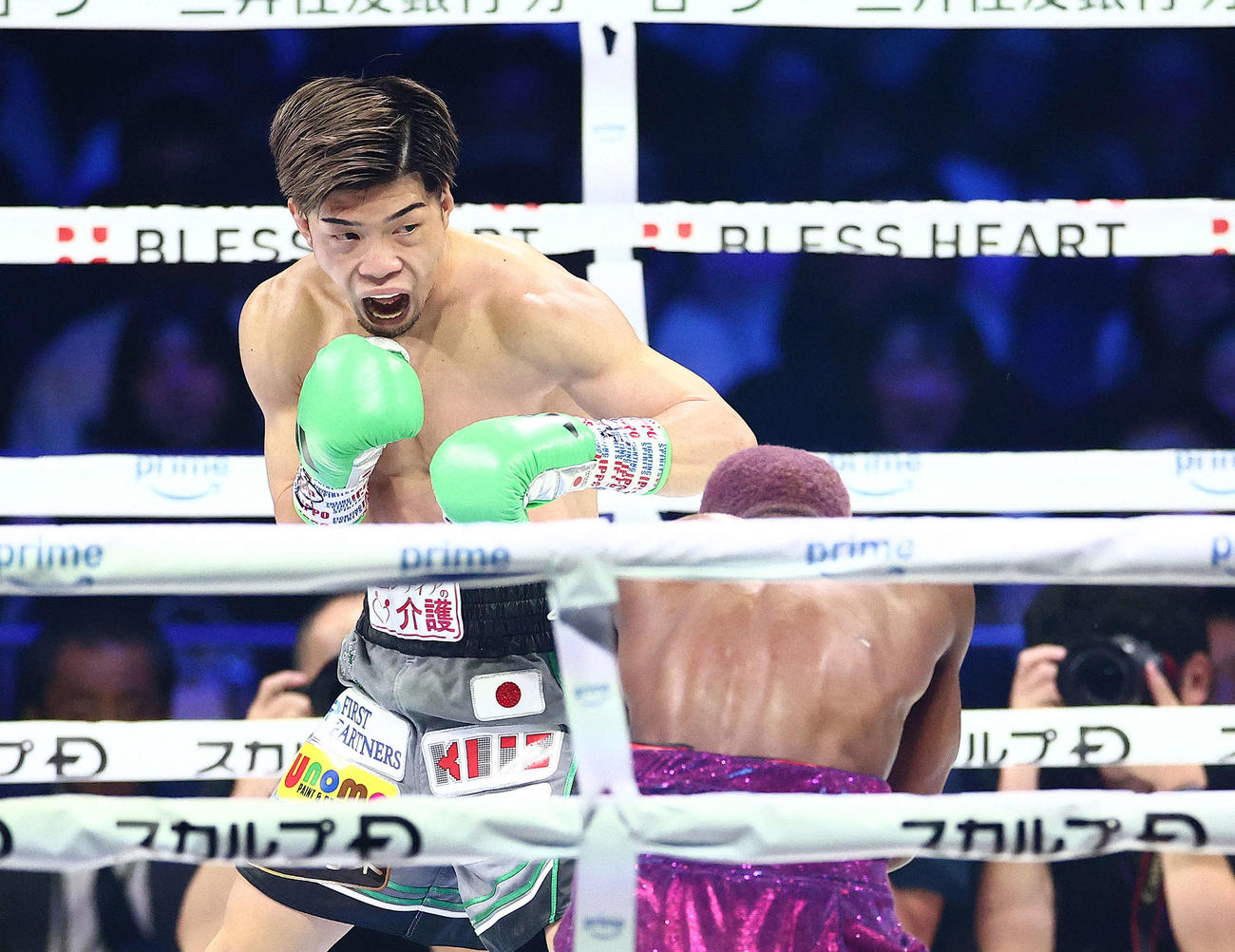 2回、カフ（手前）を攻める田中（撮影・河田真司）