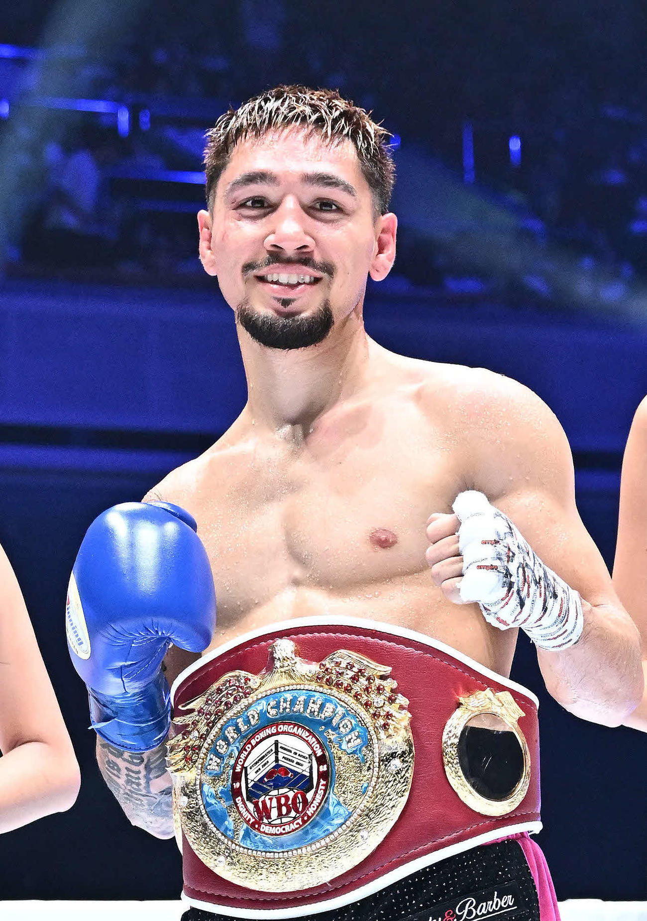 プロボクシング「Prime Video Presents Live Boxing 9」　　WBO世界フライ級王座決定戦12回戦　加納陸対アンソニー・オラスクアガ　加納陸にKO勝ちし新チャンピオンになったアンソニー・オラスクアガ（中央）はベルトを巻いてポーズを決める＝2024年7月20日　
