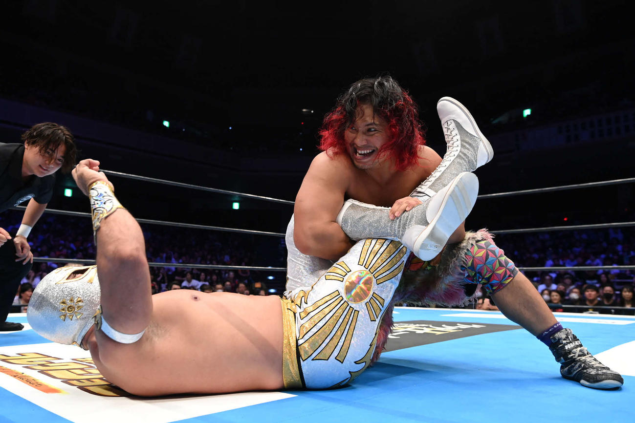 ミスティコにMTHを仕掛けようとする高橋ヒロム　（C）新日本プロレス