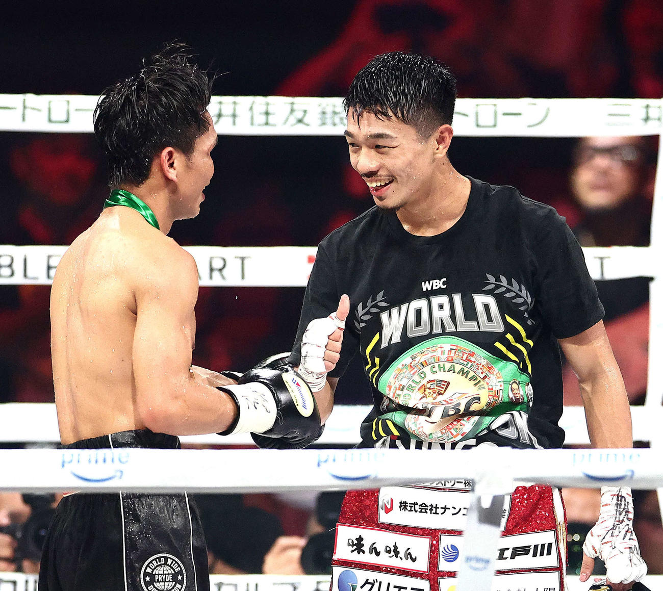 試合後、ベッチ（左）と言葉を交わす中谷（撮影・河田真司）