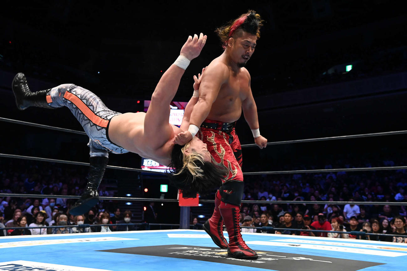 パンピングボンバーで大岩を吹っ飛ばす鷹木（右）　（C）新日本プロレス
