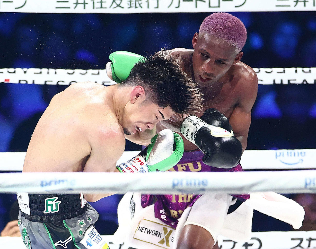 8回、カフ（右）の攻めに耐える田中（撮影・河田真司）