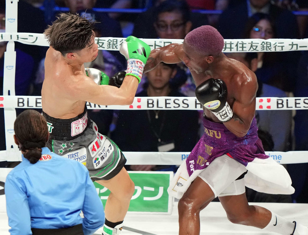 5回、カフにダウンを奪われる田中（右）（撮影・たえ見朱実）
