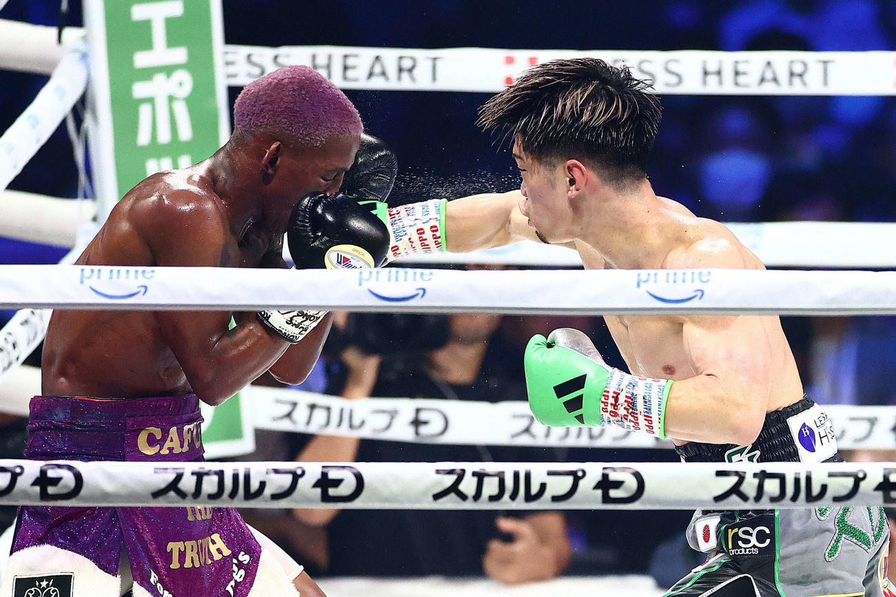 7回、カフ（左）を攻める田中（撮影・河田真司）