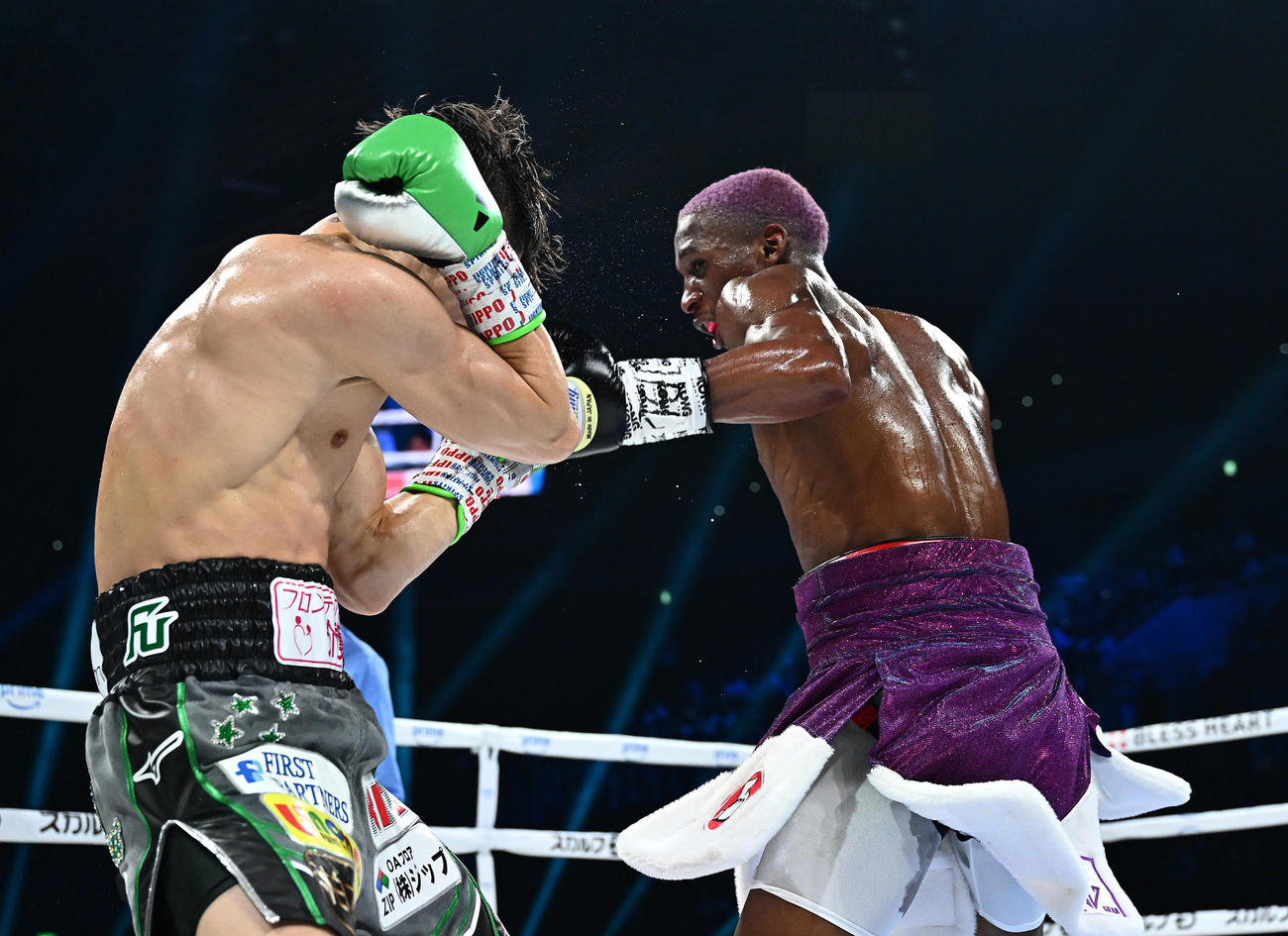 5回、田中（左）はカフの攻めに苦しむ（撮影・滝沢徹郎）