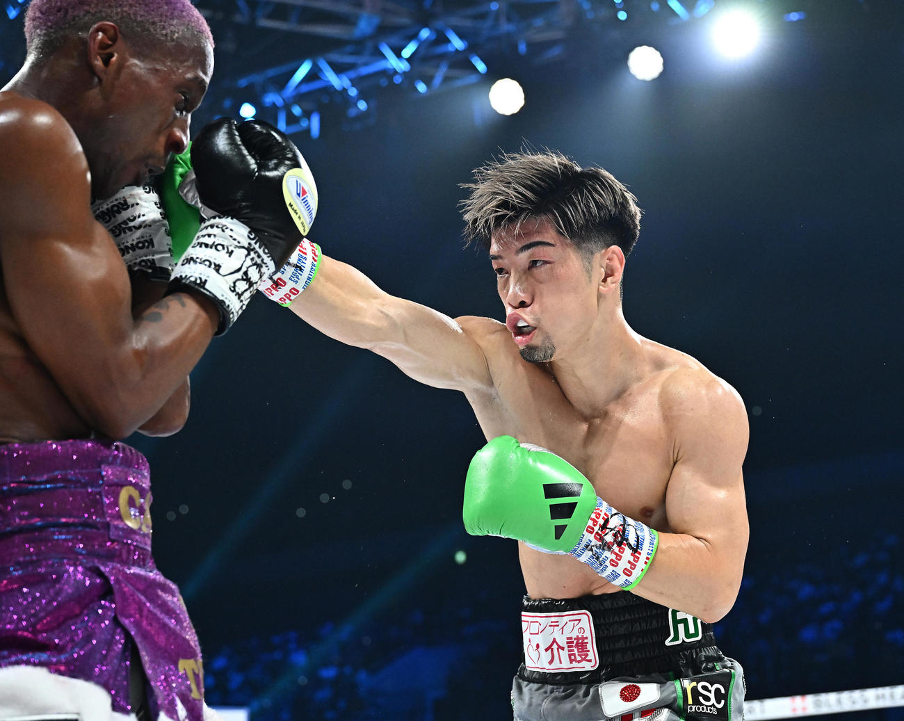 3回、田中（右）はカフを攻める（撮影・滝沢徹郎）