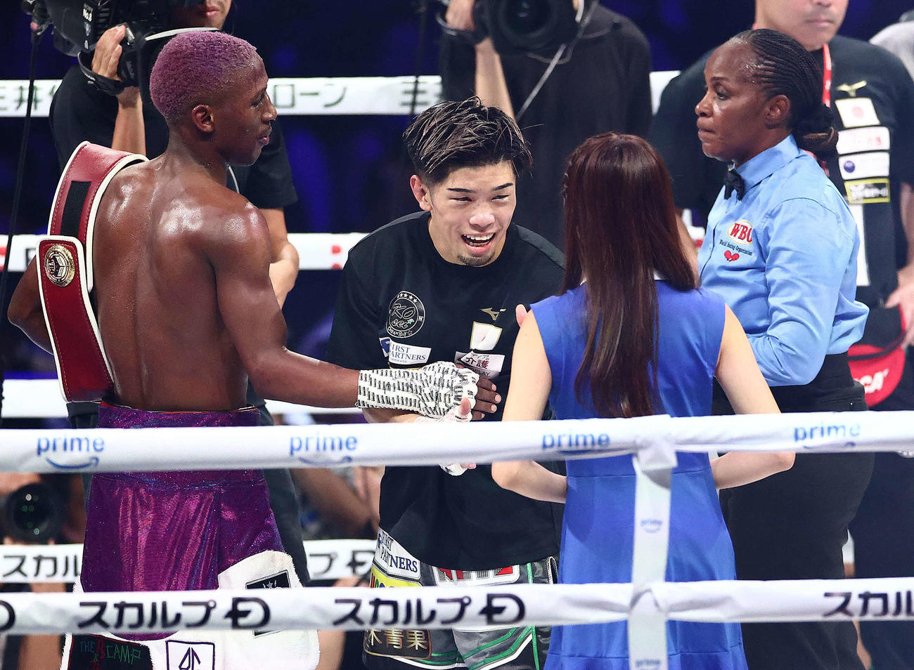 カフ（左）に判定で敗れる田中（撮影・河田真司）