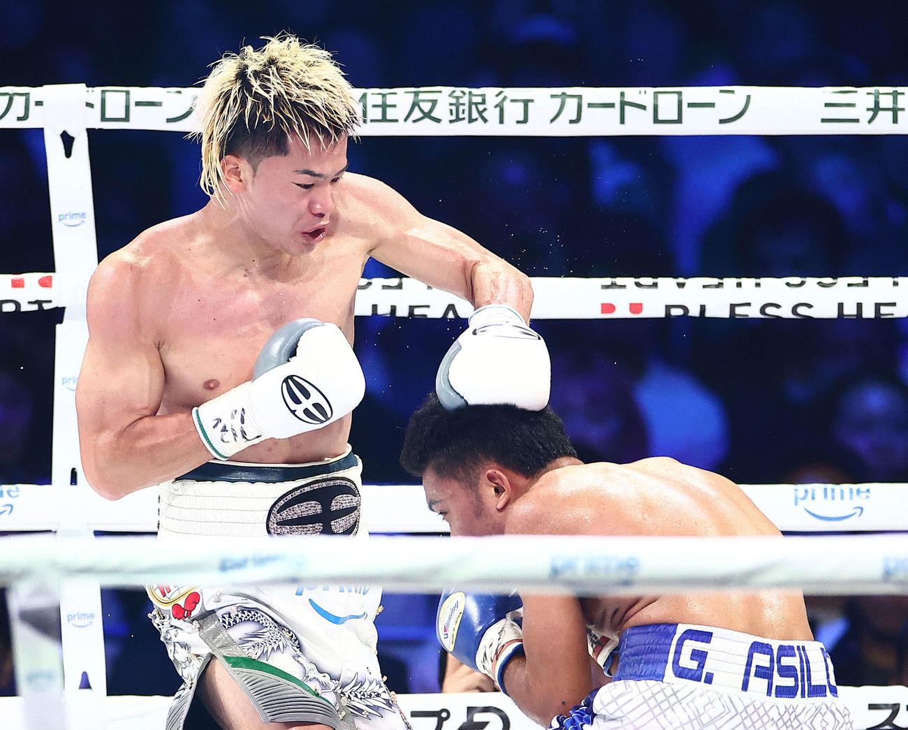 5回、アシロ（右）を攻める那須川（撮影・河田真司）