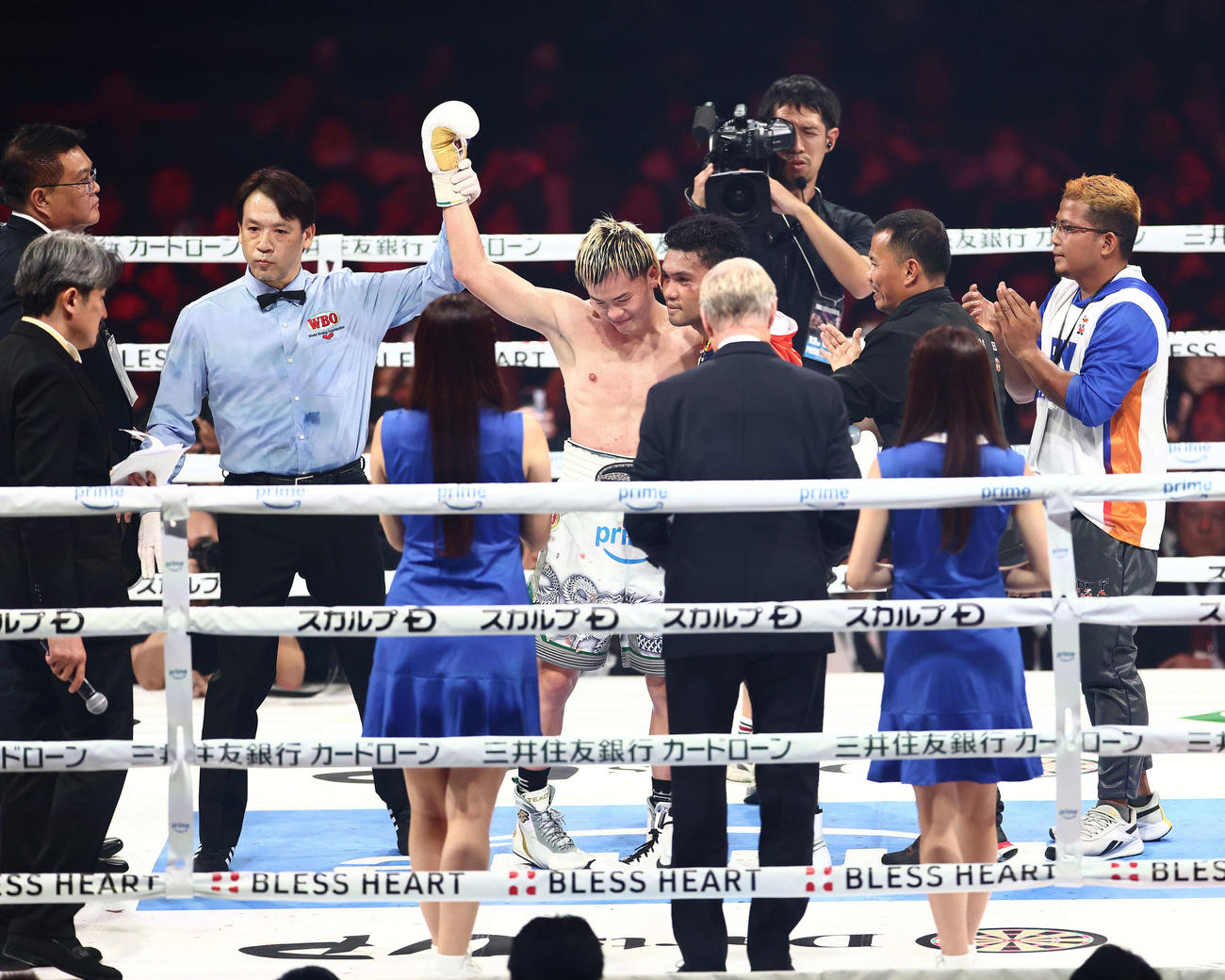 那須川（中央）はアシロに判定勝利し笑顔を見せる（撮影・河田真司）