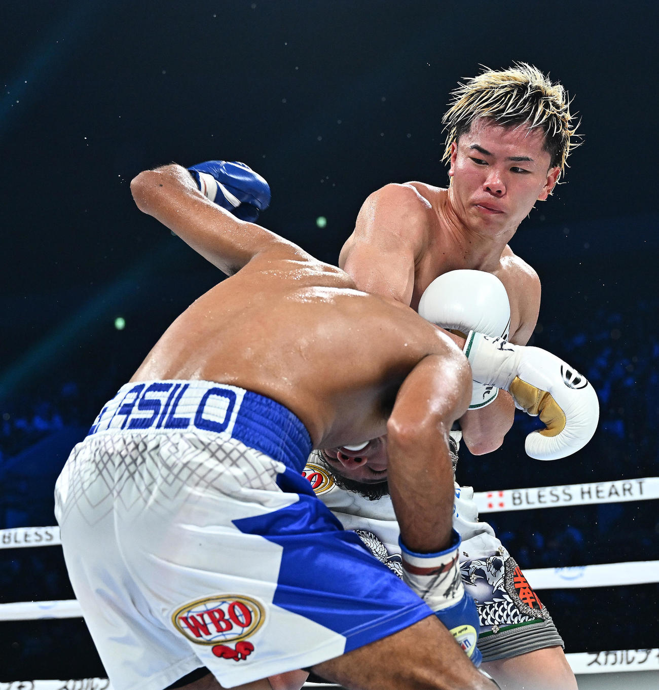 8回、那須川（右）はアシロを攻める（撮影・滝沢徹郎）