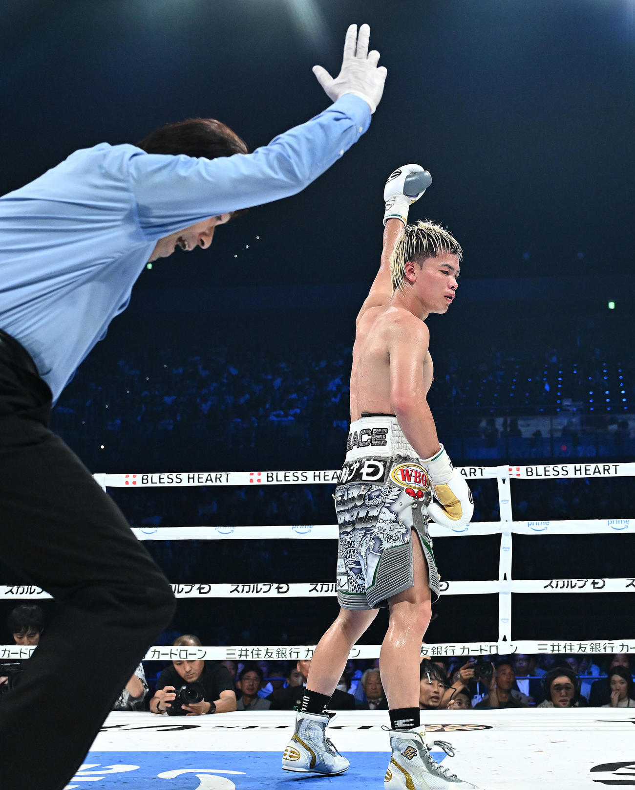 9回、那須川はアシロからダウンを奪いガッツポーズ（撮影・滝沢徹郎）